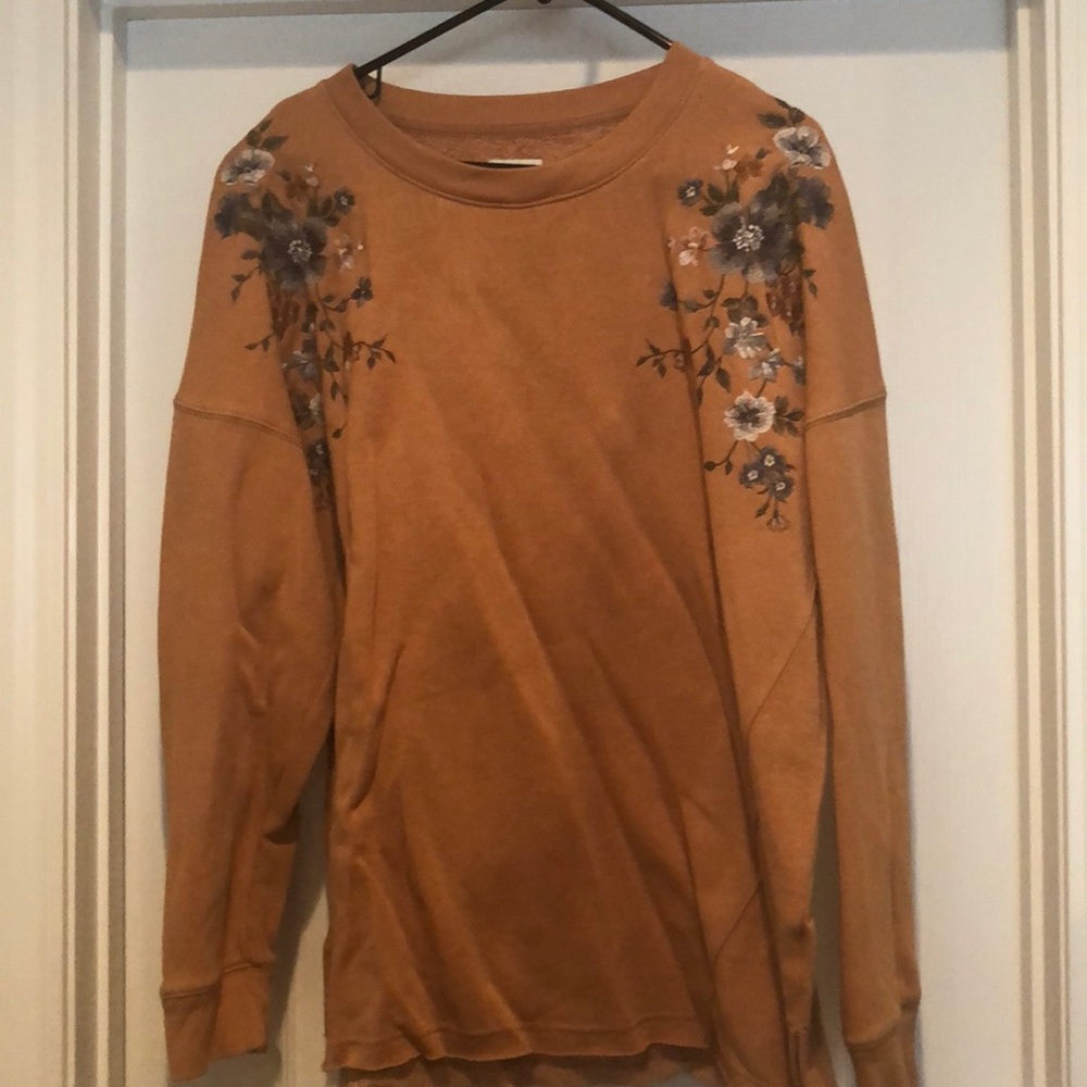 Women’s embroidered crew neck